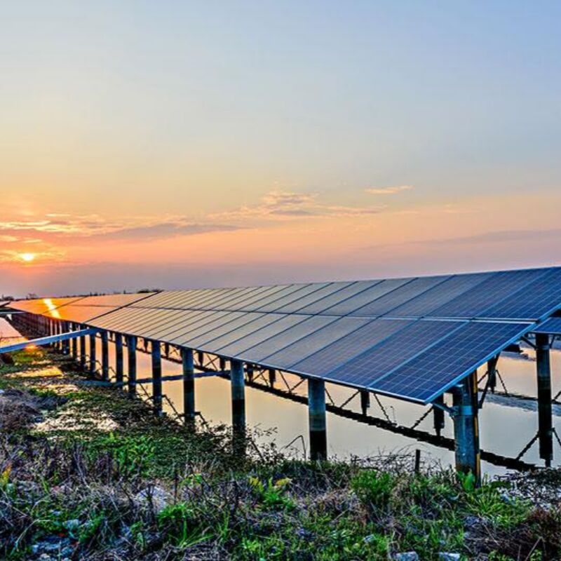 Наземные монтажные кронштейны для солнечных панелей, изготовленные из оцинкованной стали горячего цинкования, обеспечивают высокую коррозионную стойкость для длительного использования на открытом воздухе.