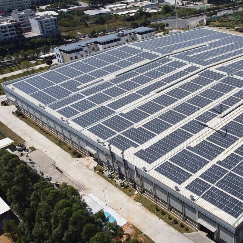 Подвески для установки солнечных панелей на крыше, совместимые с различными типами солнечных модулей, обеспечивающие установку на металлических крышах