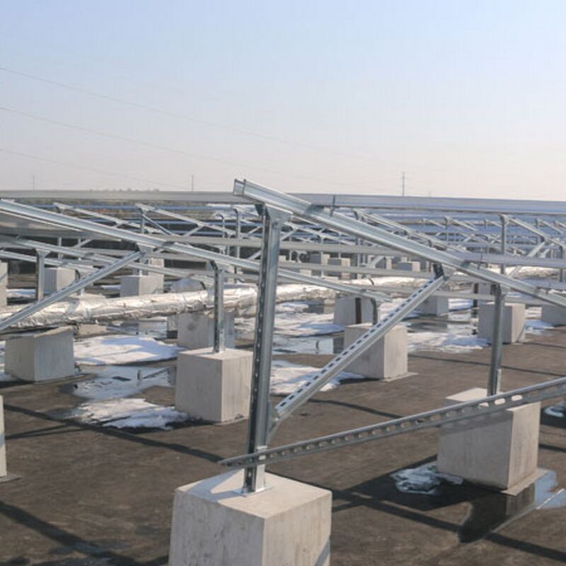 Монтажные кронштейны для солнечных панелей, разработанные с предварительно собранными стойками и высокопрочными стальными балками для поддержки и простоты установки