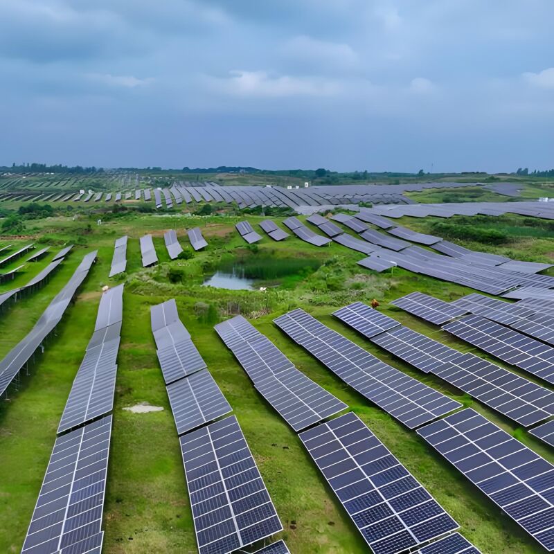 Уникальная конструкция наземных солнечных монтажных кронштейнов с использованием свай и столбов улучшает адаптивность к почве и повышает общую устойчивость монтажной системы.